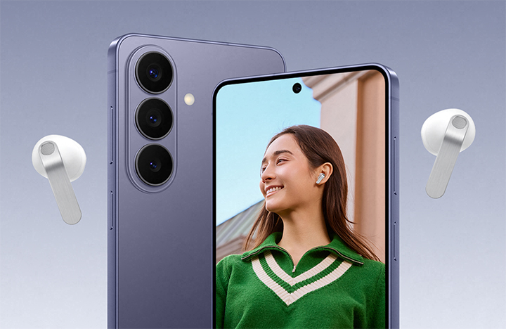 Showing the Galaxy Buds4 on eash side of two Galaxy smartphones in the middle, showing the Galaxy ecosystem