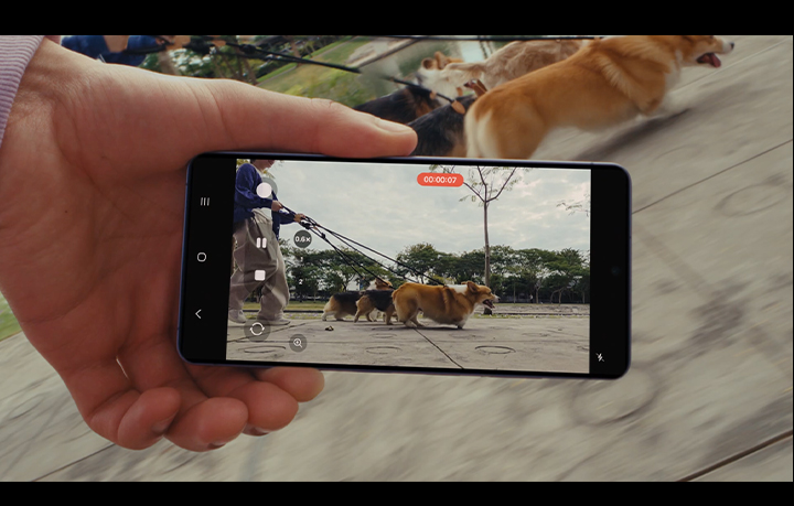 A video is being shot on Galaxy S26 with Super Steady's Horizontal Lock. The screen shows the user is recording a pet running. Even as they both run, the video remains level.