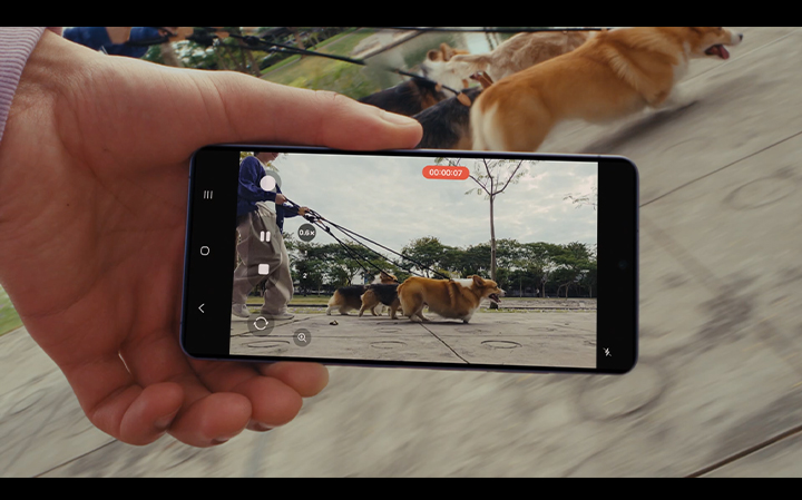 A video is being shot on Galaxy S26 Ultra with Super Steady's Horizontal Lock. The screen shows the user is recording a pet running. Even as they both run, the video remains level.